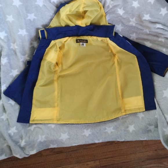 Boys coat 🌧️ ☔ - Picture 2 of 6